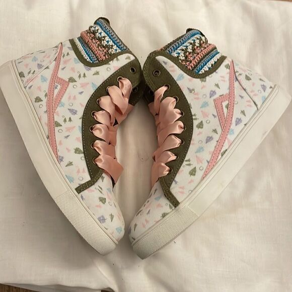 POPPY HIGH TOP SNEAKERS.  NEW - Picture 3 of 7